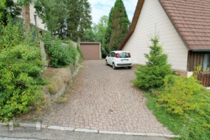 Garage und Stellplätze